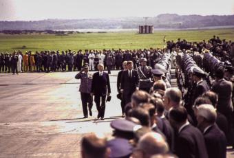 Nach der Ankunft auf dem Köln-Bonner Flughafen Wahn, 23.06.1963
