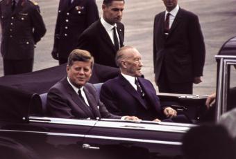 Abfahrt vom Flughafen mit Bundeskanzler Konrad Adenauer, 23.06.1963