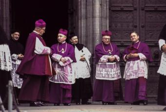Auf die Ankunft des Präsidenten zur Messe im Kölner Dom wartende Geistliche, 23.6.1963