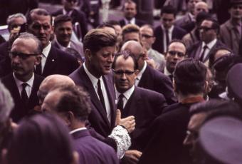 Begrüßung Kennedys vor Eintritt in den Kölner Dom, 23.6.1963