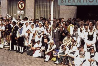 Wartende in Festtracht vor dem Sternhotel am Marktplatz in Bonn, 23.6.1963