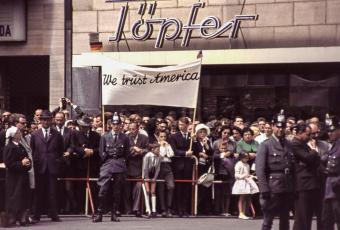 Eines der vielen amerikafreundlichen Transparente, die Kennedys Reiseroute säumten, 23.6.1963