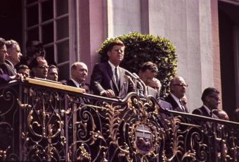 Kennedy spricht auf der Freitreppe des Bonner Rathauses zu den auf dem Marktplatz Versammelten, 23.6.1963