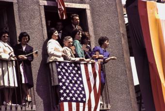 Aufmerksame Zuhörer von Kennedys Rede in Bonn, 23.6.1963