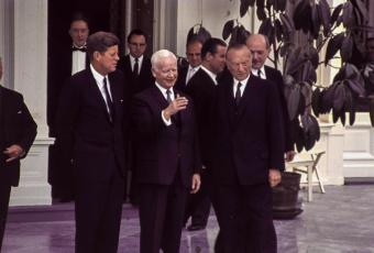 Empfang im Palais Schaumburg in Bonn beim Bundespräsidenten Heinrich Lübke mit Konrad Adenauer, 24.6.1963