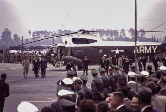 Nach der Ankunft auf dem amerikanischen Militärflughafen Fliegerhorst Hanau, 25.6.1963