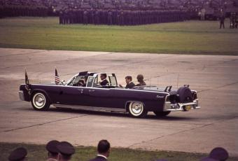 Abfahrt mit der eingeflogenen Staatskarosse des US-Präsidenten, einem Ford Lincoln Continental, 25.6.1963
