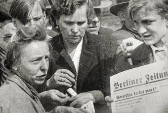 Junge mit Erstausgabe der Berliner Zeitung