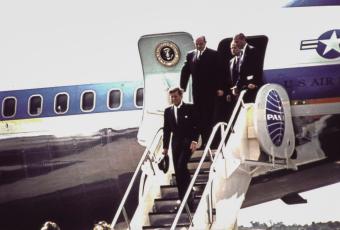 Kennedy entsteigt der Air Force One in Tegel, 26.6.1963