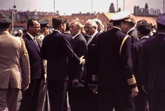 Begrüßung auf dem Rollfeld mit Bundeskanzler Konrad Adenauer und dem Regierenden Bürgermeister Willy Brandt, 26.6.1963