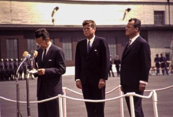 RIAS-Direktor und Dolmetscher Robert H. Lochner, John F. Kennedy und Willy Brandt in Tegel, 26.6.1963