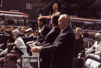 Kennedy, Brandt und Adenauer bei ihrer umjubelten Fahrt durch Berlin, 26.6.1963