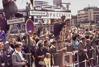 Freudig erregte Berliner am Breitscheidplatz, 26.6.1963