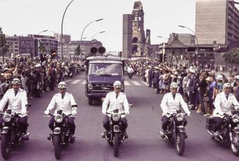 Der Fahrzeugkonvoi mit Blick zur Kaiser-Wilhelm-Gedächtniskirche, 26.6.1963