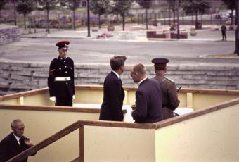 John F. Kennedy beim Betreten der Tribüne am Brandenburger Tor, 26.6.1963