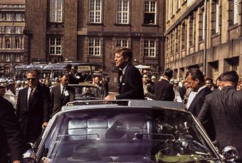 Am Rathaus Schöneberg, seit der Spaltung der Stadt Sitz der Regierung West-Berlins, 26.6.1963