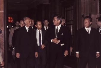 Kennedy mit Adenauer und Brandt beim Betreten des Schöneberger Rathauses , 26.6.1963