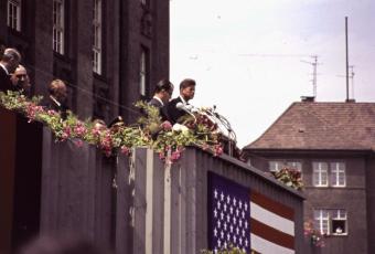 John F. Kennedy bei seiner berühmten Rede auf dem Balkon des Rathauses Schöneberg, 26.6.1963