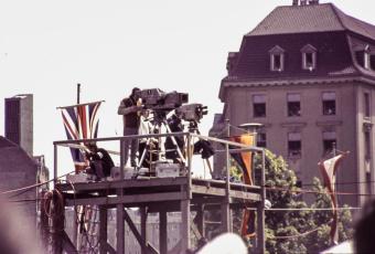 Eine der Medien-Tribünen inmitten der Zuschauermassen auf dem Rudolph-Wilde-Platz, 26.6.1963