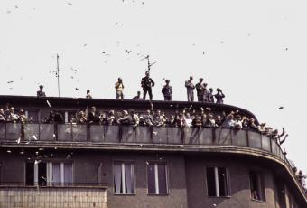 Ein Wohnhaus gegenüber dem Rathaus als besonders günstiger Ausguck, 26.6.1963