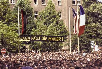 Transparente zeugen von der Hoffnung der eingeschlossenen West-Berliner auf Amerika, 26.6.1963
