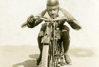 Richard Rau beim Training zu den Internationalen Motorradrennen auf der Avus, 20. September 1924 © Stadtmuseum Berlin | Foto:Hans Wolter