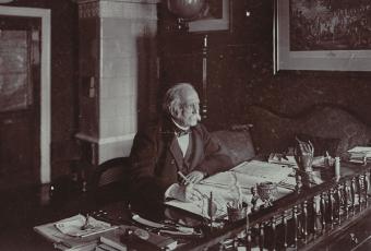 Th. Fontane an seinem Schreibtisch sitzend, 1894 © Stadtmuseum Berlin