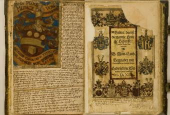 Das Titelblatt der Luther-Bibel ist links mit dem Wappen von Hans Plock versehen und rechts mit einer Widmung an den Kurfürsten Johann Friedrich.