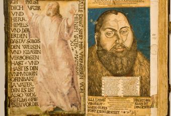 Die Christus-Figur, vermutlich eine Zeichnung von Plock selber, befindet sich neben dem Cranach-Bildnis von Johann Friedrich von Sachsen.