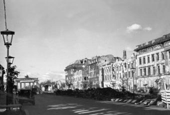 „Brandenburger Tor from Unter den Linden“, 1945 | Cecil F. S. Newman © Stadtmuseum Berlin