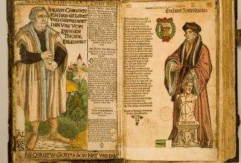 Eingeklebt, kommentiert, koloriert: Einblatt-Flugschriften mit Martin Luther und Erasmus von Rotterdam. 