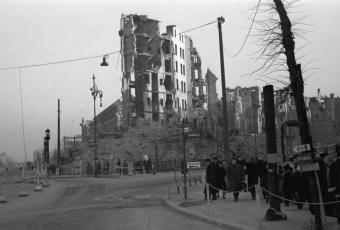 Das Hochhaus Am Knie in Trümmern | Cecil F. S. Newman © Stadtmuseum Berlin