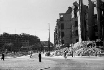 Blick von der Kleiststraße in Richtung Wittenbergplatz und KaDeWe | Cecil F. S. Newman © Stadtmuseum Berlin