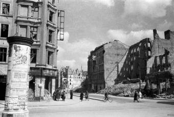 Straßenszene am Andreasplatz, Grüner Weg | Foto: Cecil F. S. Newman © Stadtmuseum Berlin