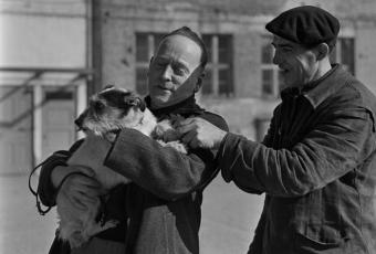 John Heartfield mit Hund