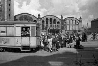 Straßenbahnhaltestelle der Linie 44 in der Invalidenstraße am Stettiner Bahnhof | Foto: Cecil F. S. Newman © Stadtmuseum Berlin