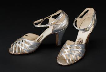 Leiser, Berlin, Silberfarbene Abendsandalette, Ende 1920er Jahre © Stadtmuseum Berlin | Foto: Michael Setzpfandt