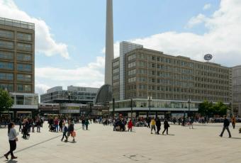 Alexanderplatz von Nordosten aus gesehen, mit Urania-Weltzeituhr | Foto: Jochen Wermann © Stadtmuseum Berlin