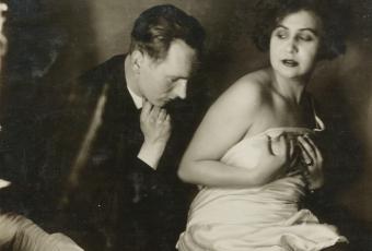 Georg Kabus (?) | Erotik in Szene gesetzt – Rollenverhalten und Aufklärung, 1920er Jahre © Stadtmuseum Berlin | Foto: Michael Setzpfandt