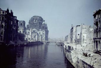 „Dom & Landwehr Canal“ | Die Spree mit Berliner Schloss (links), Dom und Burgstraße (rechts), von Newman falsch bezeichnet; Mitte, sowjetischer Sektor | Cecil F. S. Newman © Stadtmuseum Berlin