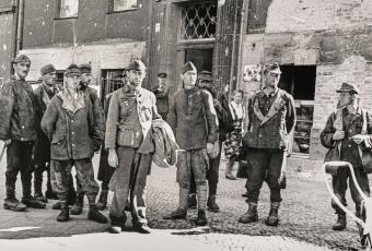 Heimgekehrte deutsche Soldaten vor dem Rathaus Spandau