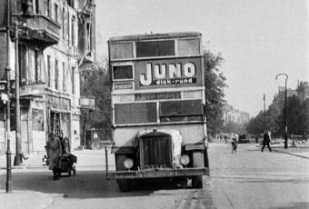 Straßenszene mit Autobus