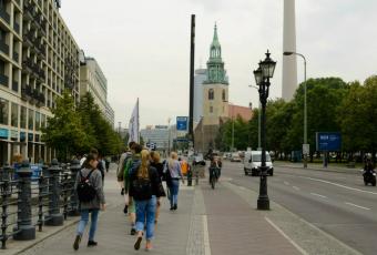 Karl-Liebknecht-Straße mit Blick zu Marienkirche und Fernsehturm | Jochen Wermann © Stadtmuseum Berlin