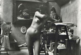 Aktmodell in Standpose, aufgenommen in einem Atelier in Tiergarten, August 1901 © Stadtmuseum Berlin | Foto: Heinrich Zille