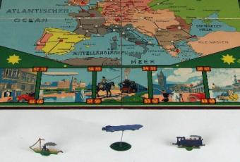 Das Reisespiel aus den 1920er Jahren zeigt die modernsten Verkehrsmittel jener Zeit als Spielfiguren. © Stadtmuseum Berlin | Foto: Silvia Thyzel