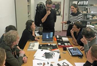 Foto einer Teamsitzung an einem Laptop-Computer mit digitalem Entwurf auf dem Bildschirm in einem Arbeitsraum des Stadtmuseums Berlin