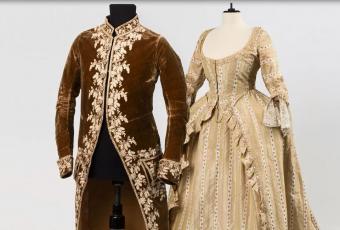Herrenrock und Damenkleid aus dem 18. Jahrhundert © Stadtmuseum Berlin | Foto: Michael Setzpfandt