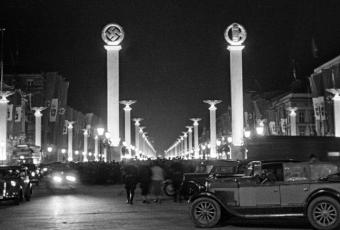 Unter den Linden im Festschmuck anlässlich des Berlinbesuchs von Benito Mussolini, 1937 © Stadtmuseum Berlin | Foto: Harry Croner