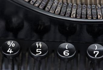 Sonderzeichen „SS“ auf der Tastatur der Olympia DM1 für den Dienstgebrauch © Stadtmuseum Berlin | Foto: Oliver Ziebe