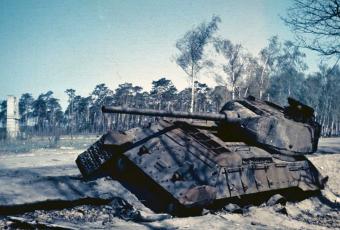 Zerstörter T-34-Panzer im Grunewald © Stadtmuseum Berlin | Foto: Cecil F.S. Newman
